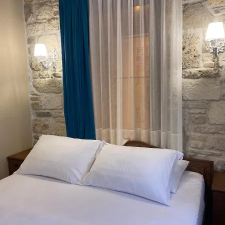 Dionysos 1789 Boutique *