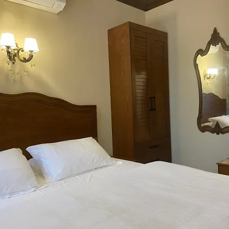 Dionysos 1789 Boutique