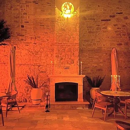 Dionysos 1789 Boutique فوكا